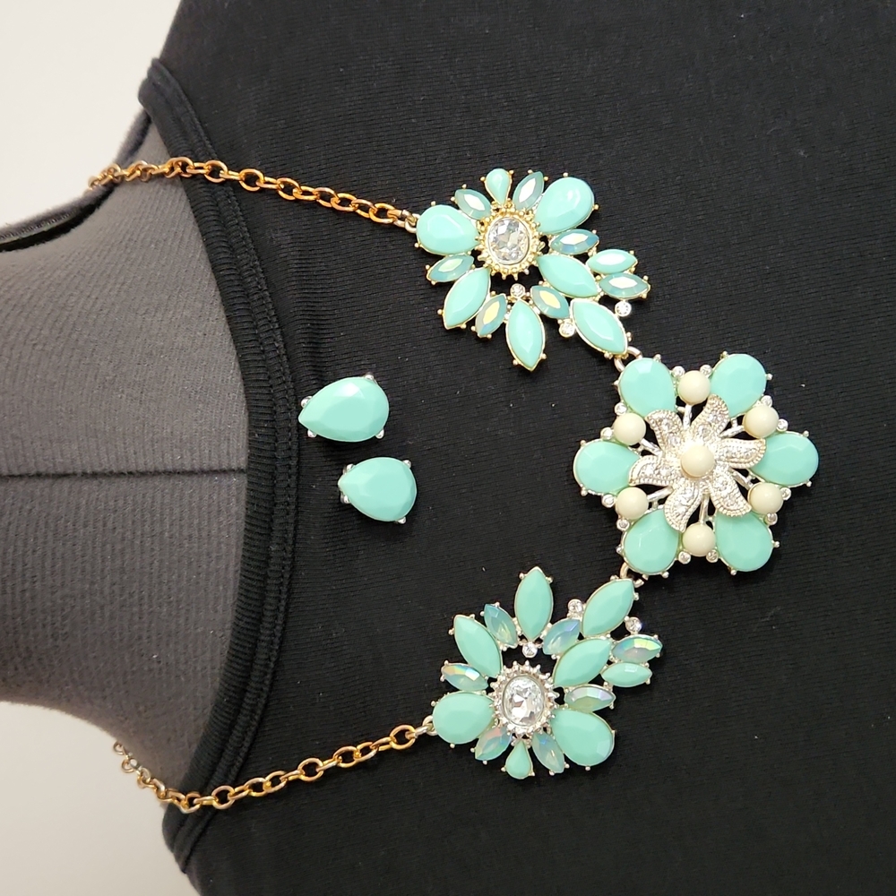 Avon Steele Magnolias Necklace & Earring Gift Set